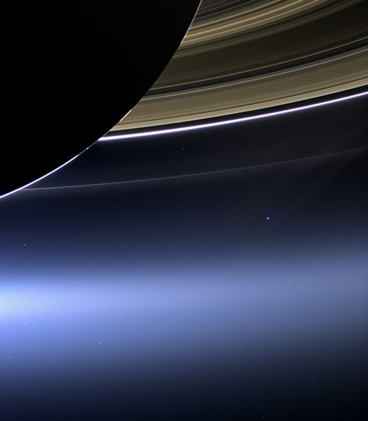Земля из дальнего космоса - свет солнца через кольца Сатурна (фото NASA)
